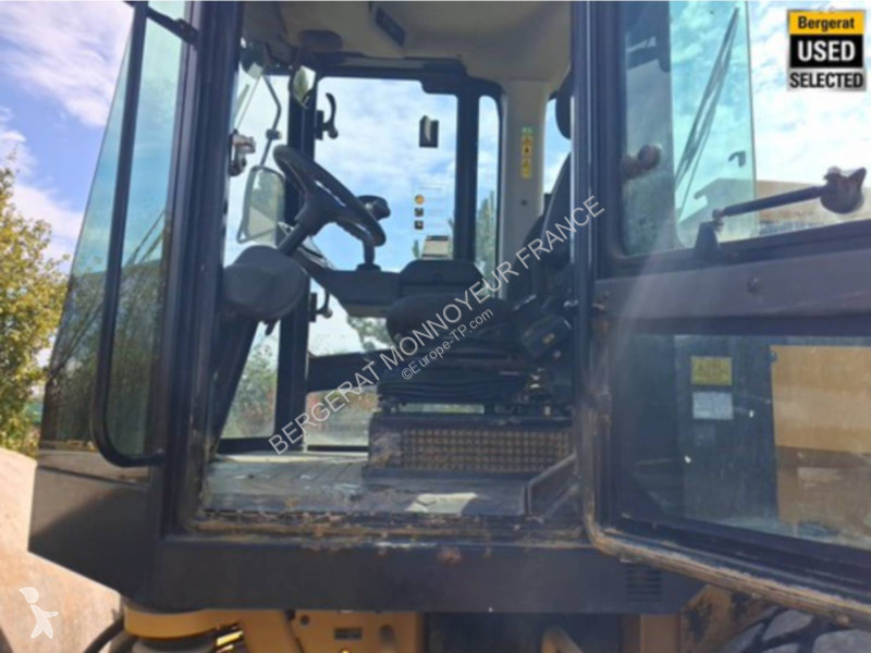 مدحلة Caterpillar 4F