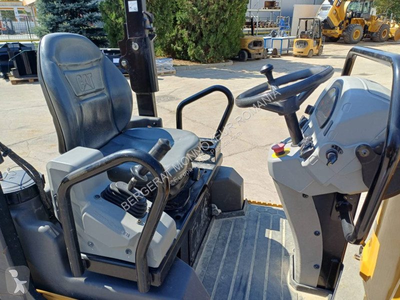مدحلة Caterpillar CB2.5-03GC