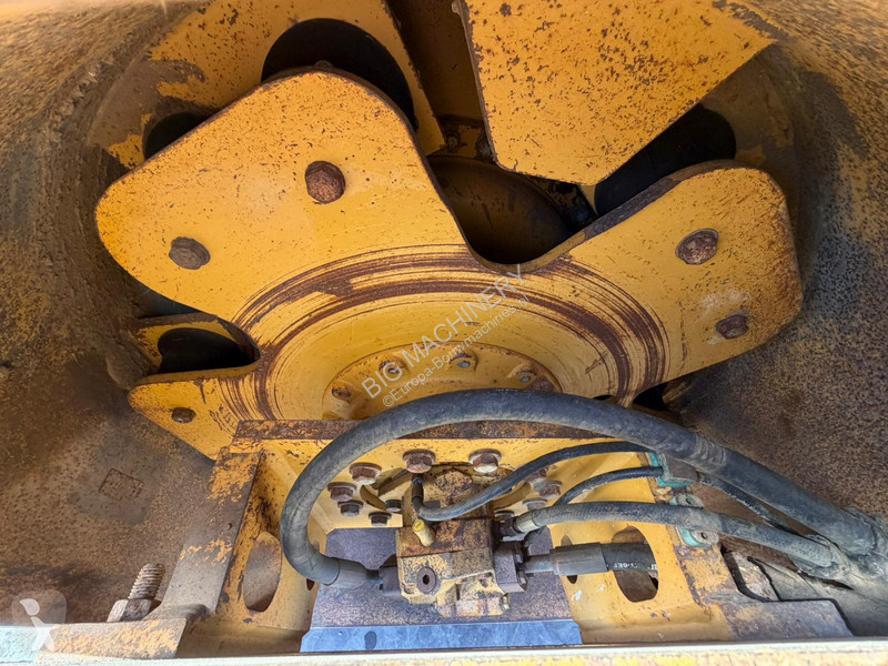 Zhutňovač Caterpillar CP76 (19t)