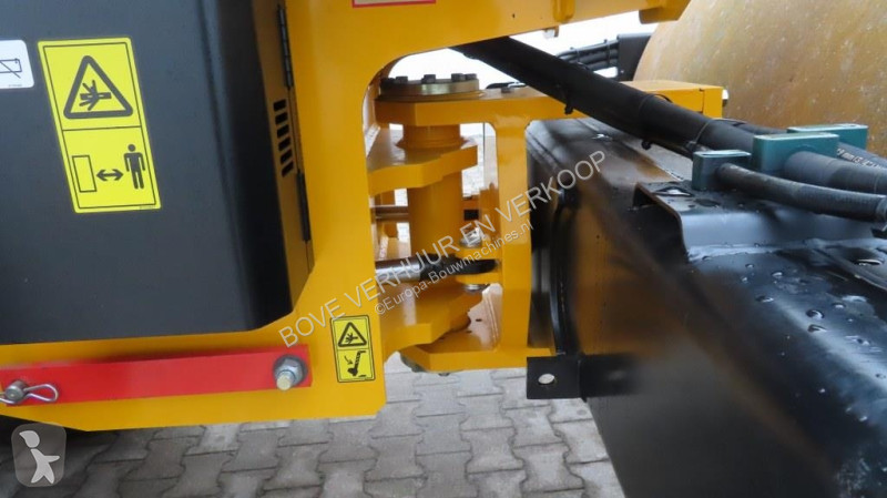 Валяк JCB VM116 D