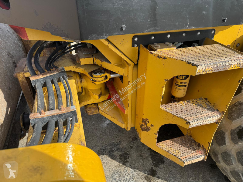 مدحلة Caterpillar CS 663E .