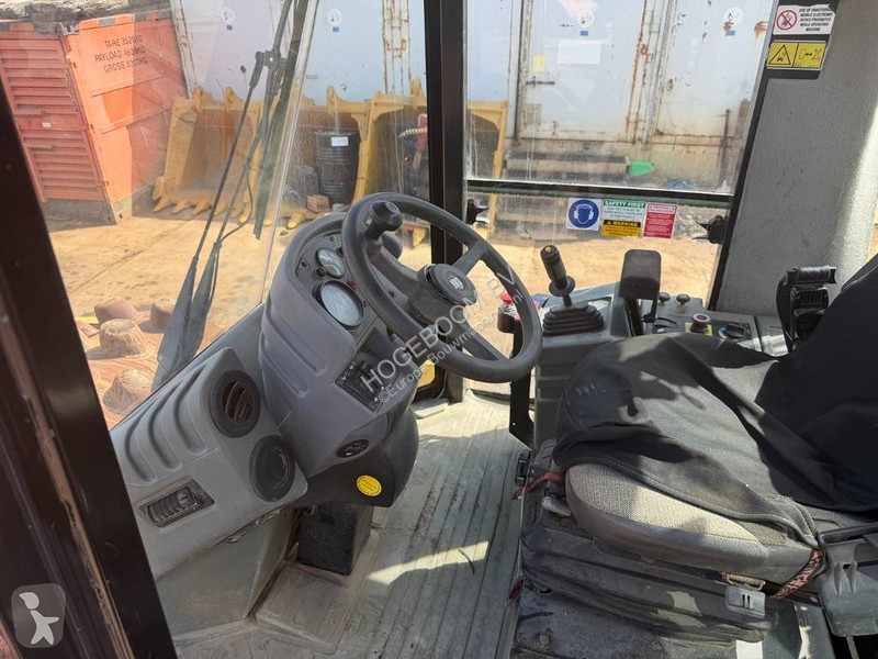 مدحلة Caterpillar CP 76