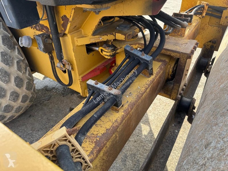 مدحلة Caterpillar CS 663E .