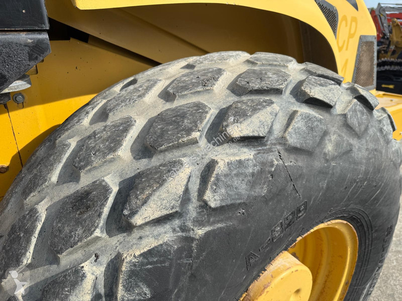 مدحلة Caterpillar CS 663E .