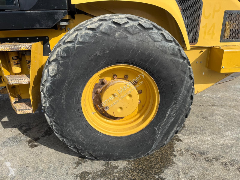 مدحلة Caterpillar CS 663E .