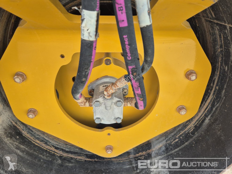 Compactador Caterpillar CB2.5