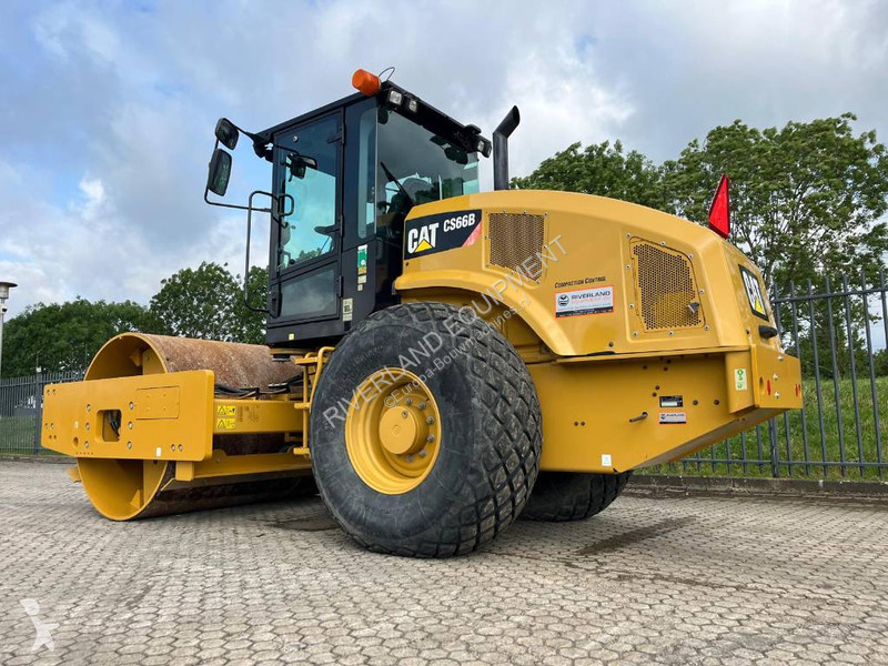 Compactador Caterpillar CS66 roller demo with...