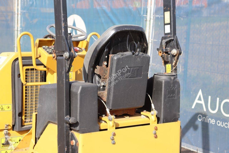 Compactador Caterpillar CB1.7