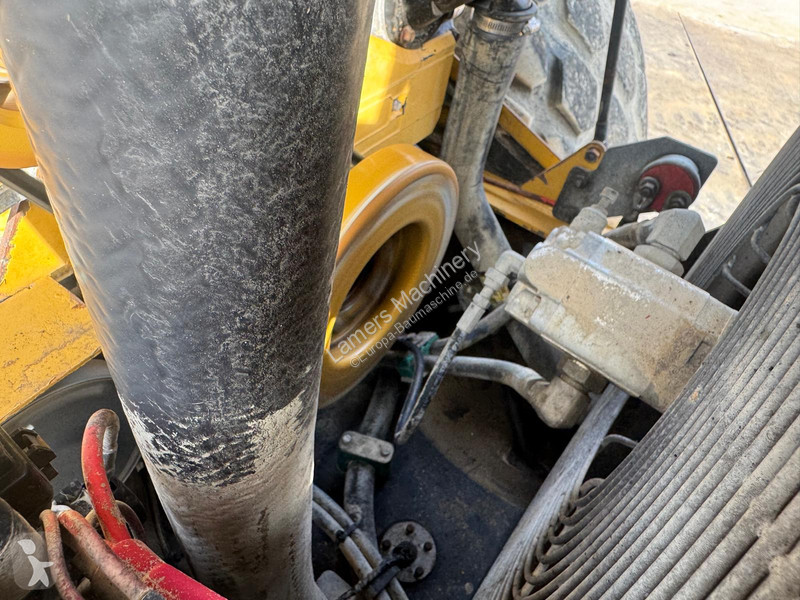 مدحلة Caterpillar CS 663E .