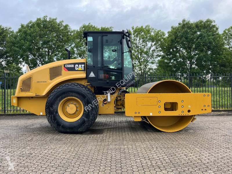 Compactador Caterpillar CS66 roller demo with...