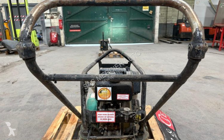 Дорожний коток Yanmar plaque vibrante essence