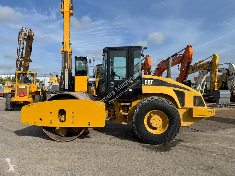 مدحلة Caterpillar CS 663E .