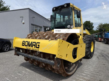 Compactador con rodillo de patas Bomag