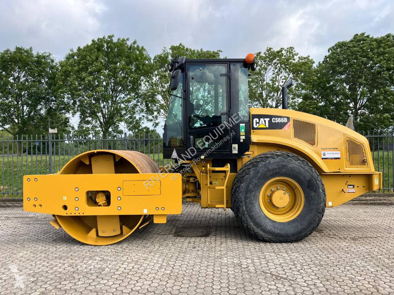 Compactador Caterpillar CS66 roller demo with...