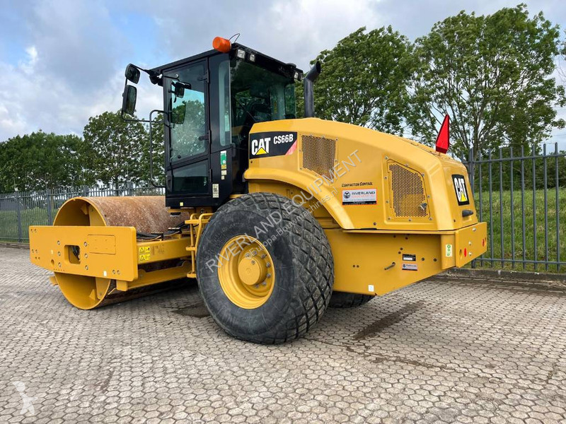Compactador Caterpillar CS66 roller demo with...