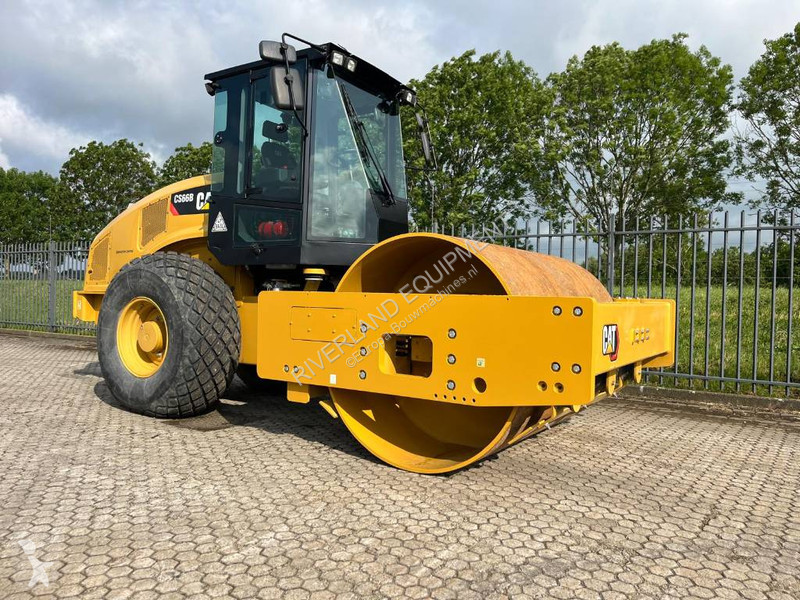 Compactador Caterpillar CS66 roller demo with...