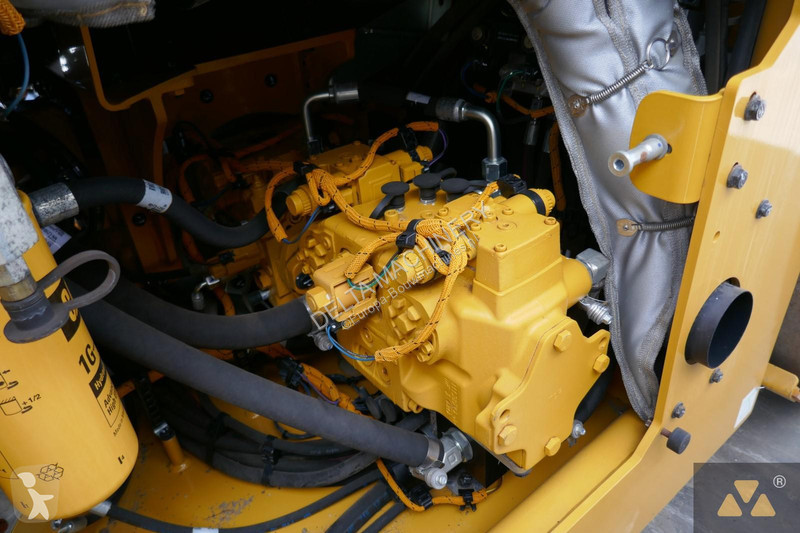 Compactador Caterpillar CB10