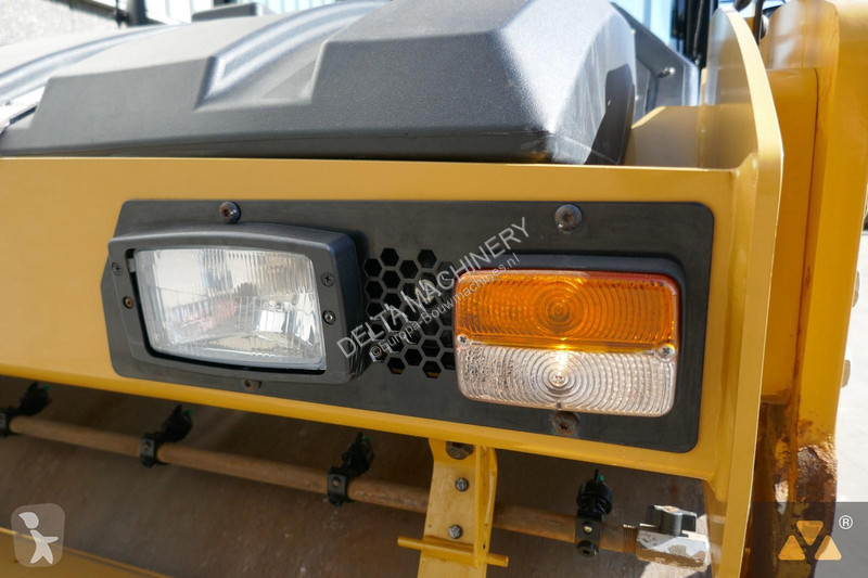 Compactador Caterpillar CB10