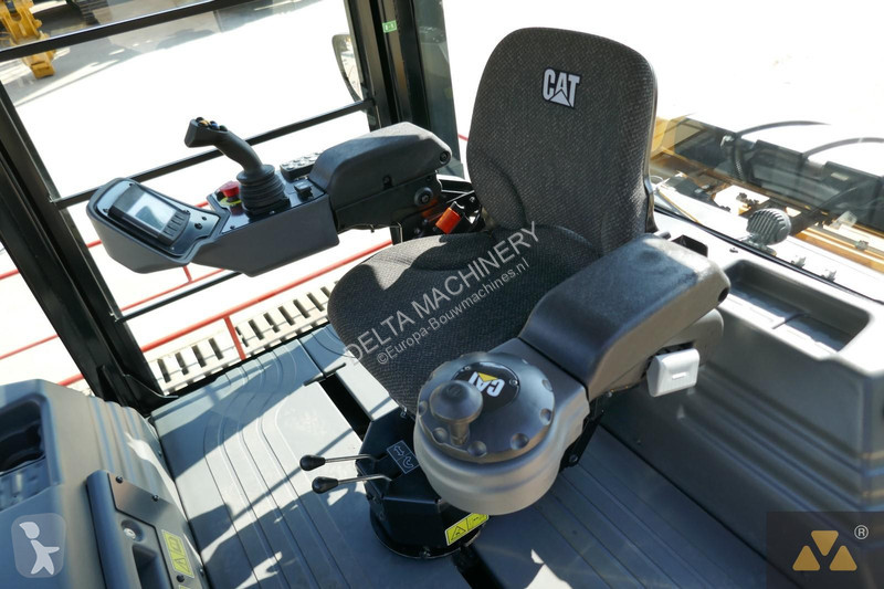 Compactador Caterpillar CB10