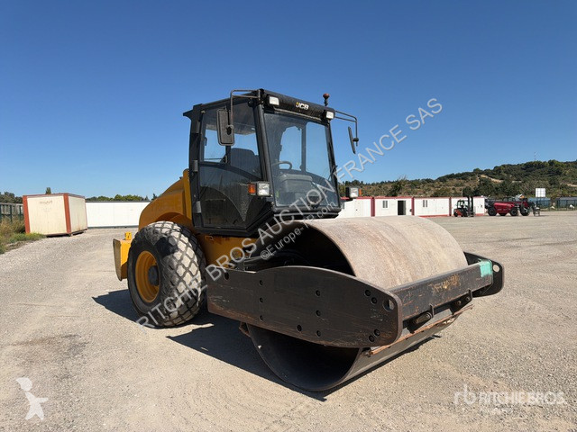 مدحلة JCB  VM115