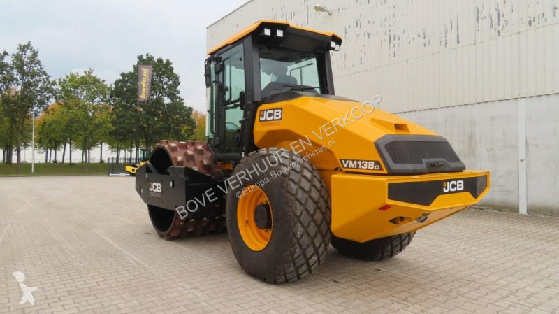 مدحلة JCB VM138D