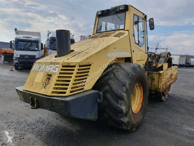 مدحلة Bomag BW 225 D-3 / 2001 / nur 3.824h! /...