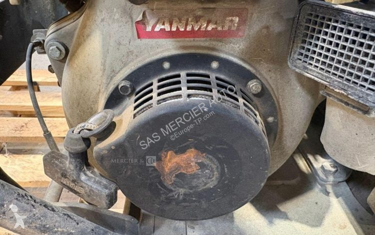Дорожний коток Yanmar plaque vibrante essence