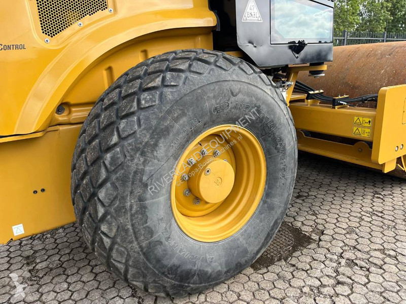 Compactador Caterpillar CS66 roller demo with...