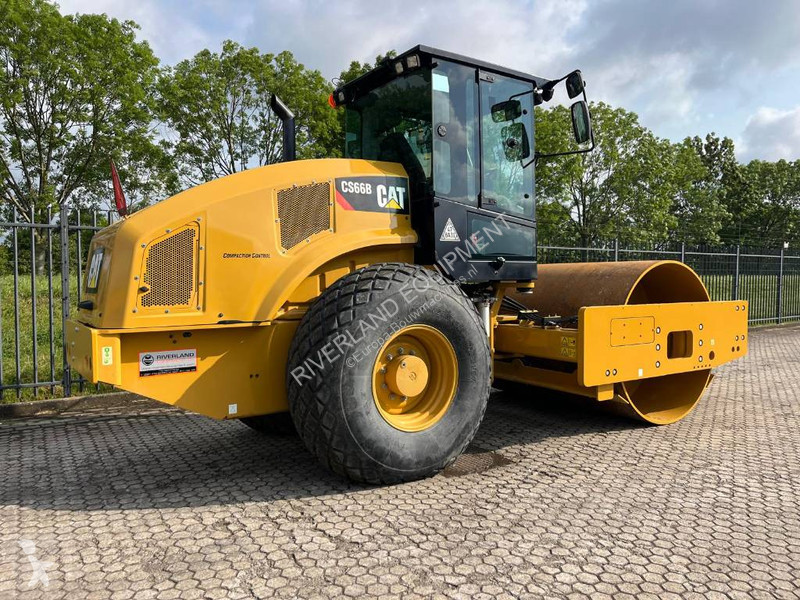 Compactador Caterpillar CS66 roller demo with...