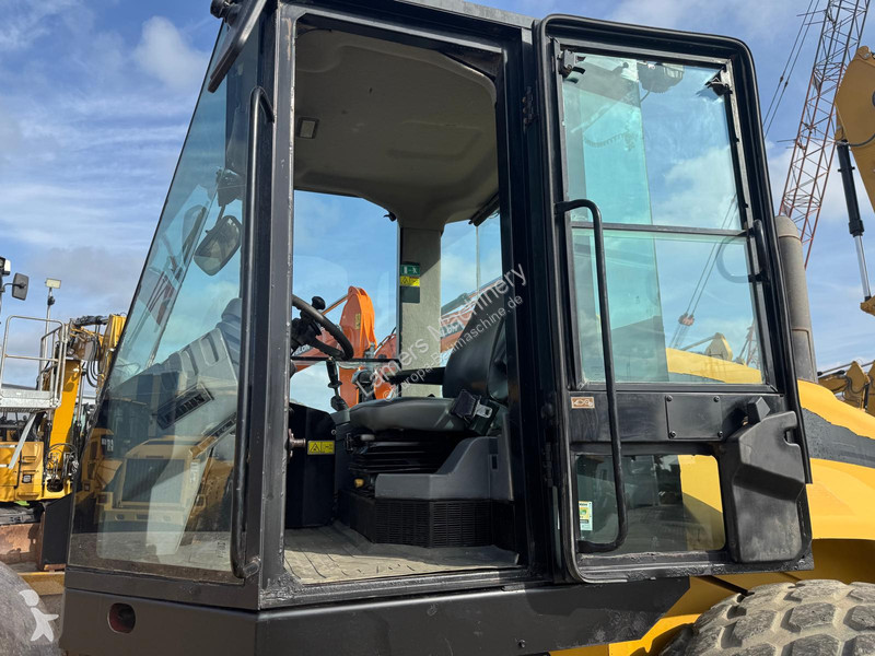مدحلة Caterpillar CS 663E .