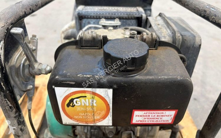 Дорожний коток Yanmar plaque vibrante essence