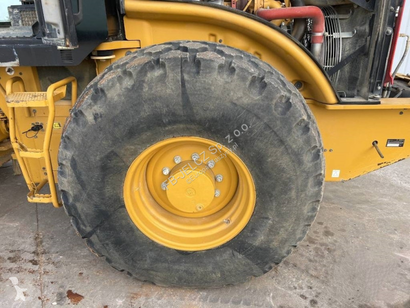 Compactador Caterpillar Vibrating Compactor CAT