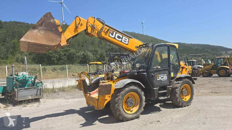 رافعة شوكية تلسكوبية JCB