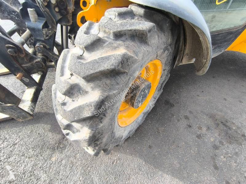 رافعة شوكية تلسكوبية JCB