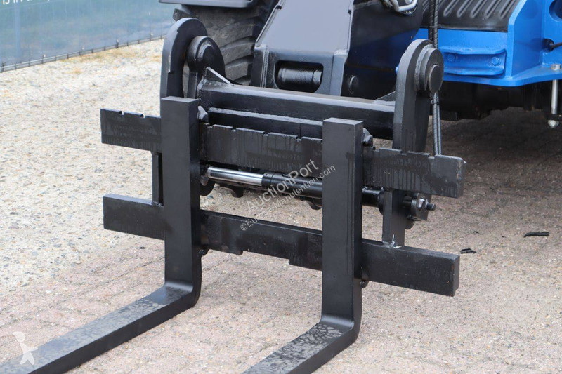 Teleskopický manipulátor New Holland LM628