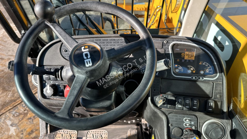 رافعة شوكية تلسكوبية JCB
