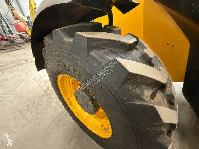 رافعة شوكية تلسكوبية JCB