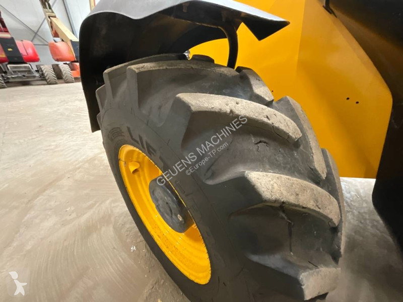 رافعة شوكية تلسكوبية JCB