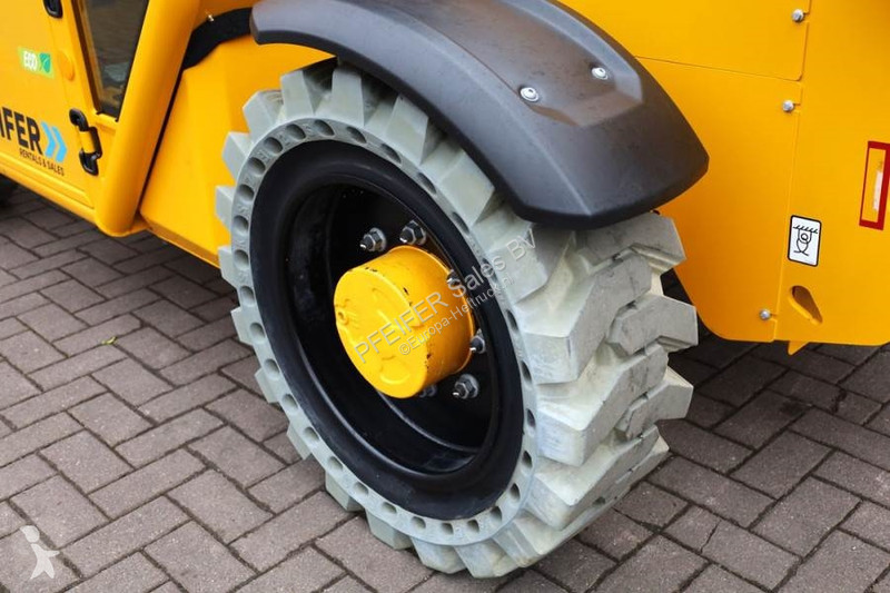 رافعة شوكية تلسكوبية JCB 525-60E Valid...