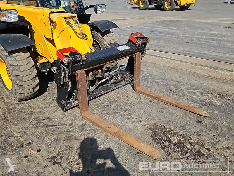 Teleskopický vozík JCB 525-60 Hi Viz
