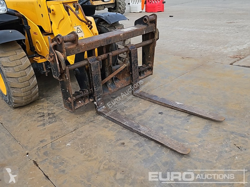 Teleskopický vozík JCB 525-60 Hi Viz