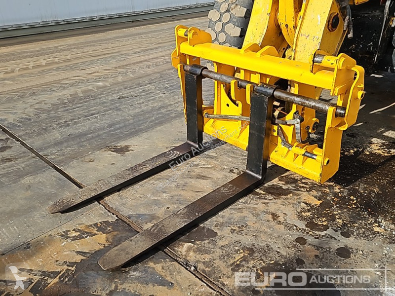 Teleskopický vozík JCB 560-80