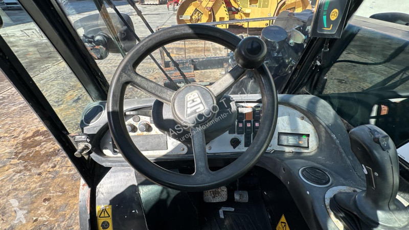 Teleskopický vozík JCB TH 4X4