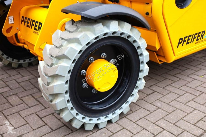 رافعة شوكية تلسكوبية JCB 525-60E Valid...
