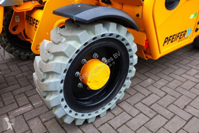 رافعة شوكية تلسكوبية JCB 525-60E Valid...