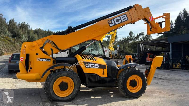 رافعة شوكية تلسكوبية JCB