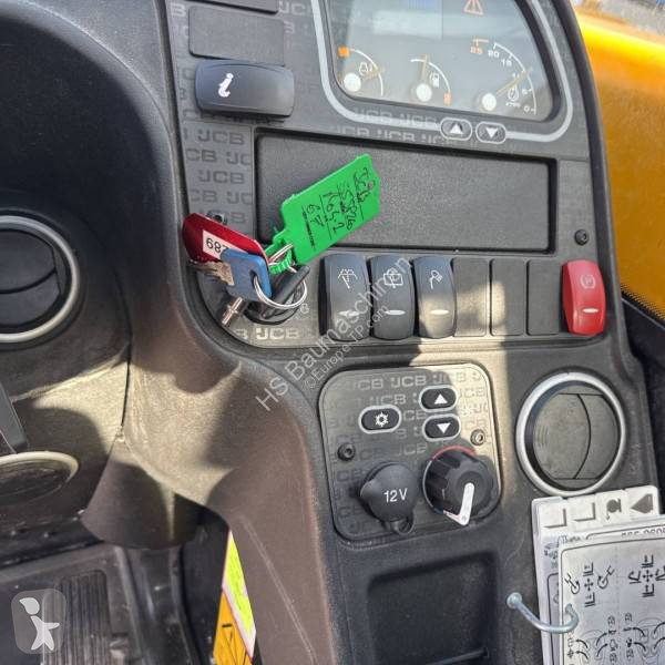 رافعة شوكية تلسكوبية JCB