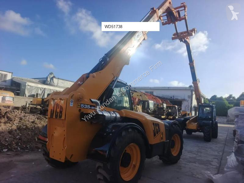 رافعة شوكية تلسكوبية JCB