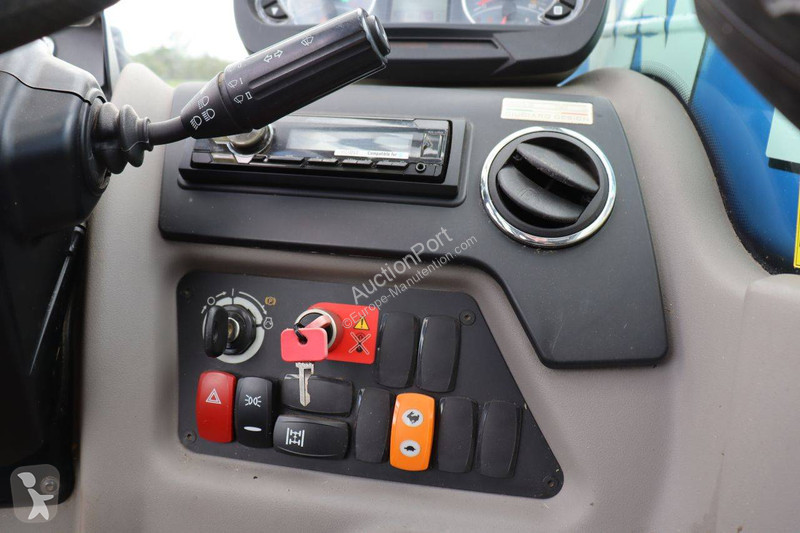 Teleskopický manipulátor New Holland LM628