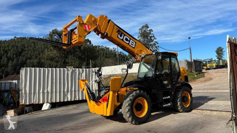 رافعة شوكية تلسكوبية JCB